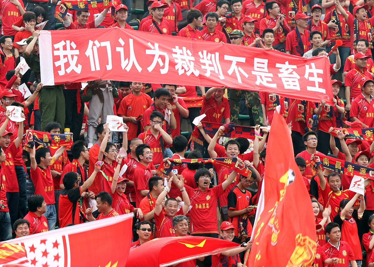 足球盛事中中国队赢得完美胜利，引爆赛场狂欢